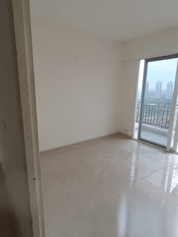Room in 2 BHK Apartment at Signature Global Prime, Sector 63a – for Rent