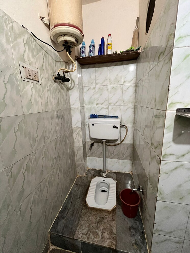 Bathroom, pandav nagar 2.5 Bedroom 550 Sq.Ft. Builder Floor In Pandav Nagar Delhi 9493090