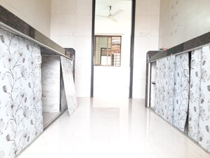 Room in 4 BHK Apartment at Kandivali East – for Rent