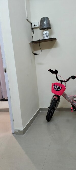 Room in 2.5 BHK Apartment at Ratnakar CHS, Andheri West – for Rent