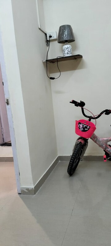 Room in 2.5 BHK Apartment at Ratnakar CHS, Andheri West – for Rent