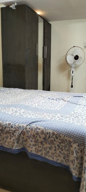 Bedroom in 2.5 BHK Apartment at Ratnakar CHS, Andheri West – for Rent