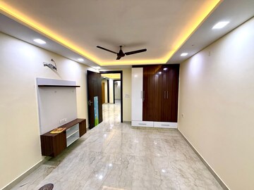 Room in 4 BHK Apartment at Pragati Apartments Dwarka, Sector 11 Dwarka – for Rent