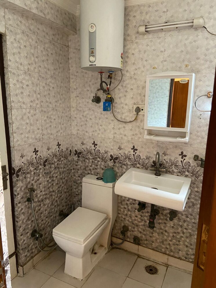 Bathroom, vidyut-cghs 3 Bedroom 1600 Sq.Ft. Apartment In Sector 13 Dwarka Delhi 9493190