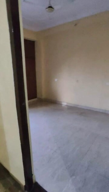 Room in 2 BHK Apartment at Aliganj – for Rent