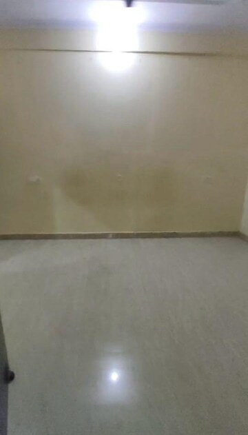 Room in 2 BHK Apartment at Aliganj – for Rent