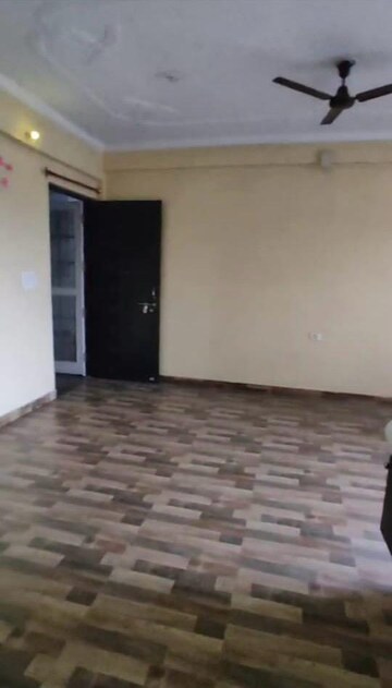 Room in 2 BHK Apartment at Aliganj – for Rent