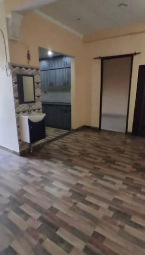 Room in 2 BHK Apartment at Aliganj – for Rent