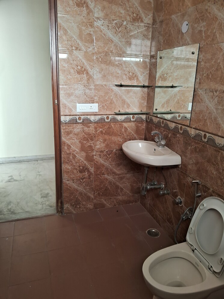 Bathroom, sector 47 3 Bedroom 2000 Sq.Ft. Builder Floor In Sector 47 Gurgaon 9493243