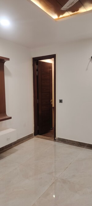 Room in 3 BHK Apartment at Janakpuri – for Sale