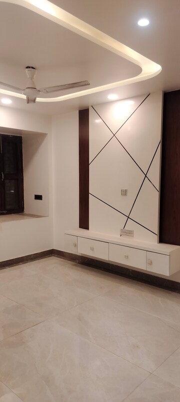 Room in 3 BHK Apartment at Janakpuri – for Sale