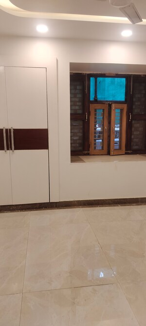 Room in 3 BHK Apartment at Janakpuri – for Sale