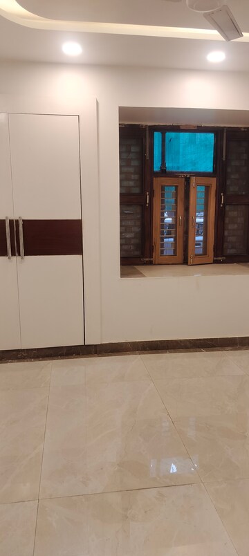 Room in 3 BHK Apartment at Janakpuri – for Sale