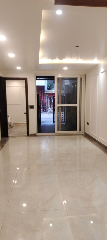 Room in 3 BHK Apartment at Janakpuri – for Sale