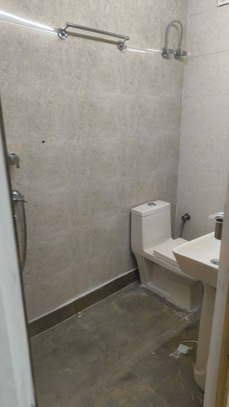 Bathroom, janakpuri 3 Bedroom 1100 Sq.Ft. Apartment In Janakpuri Delhi 9493287