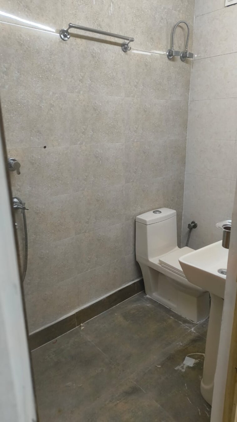 Bathroom, janakpuri 3 Bedroom 1100 Sq.Ft. Apartment In Janakpuri Delhi 9493287