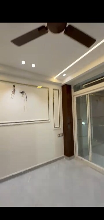 Room in 4 BHK Builder Floor at Mahavir Enclave – for Sale