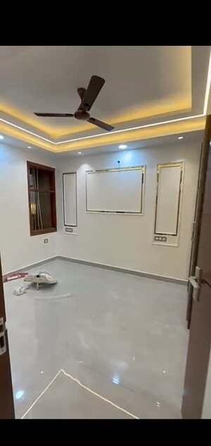 Room in 4 BHK Builder Floor at Mahavir Enclave – for Sale