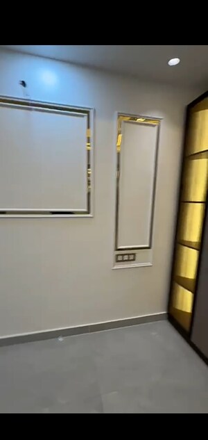 Furnished Amenities in 4 BHK Builder Floor at Mahavir Enclave – for Sale