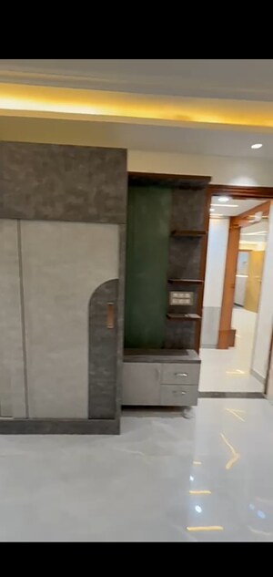 Furnished Amenities in 4 BHK Builder Floor at Mahavir Enclave – for Sale