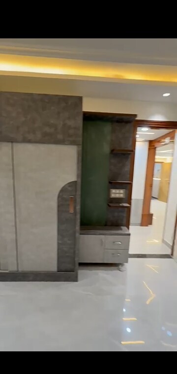 Furnished Amenities in 4 BHK Builder Floor at Mahavir Enclave – for Sale