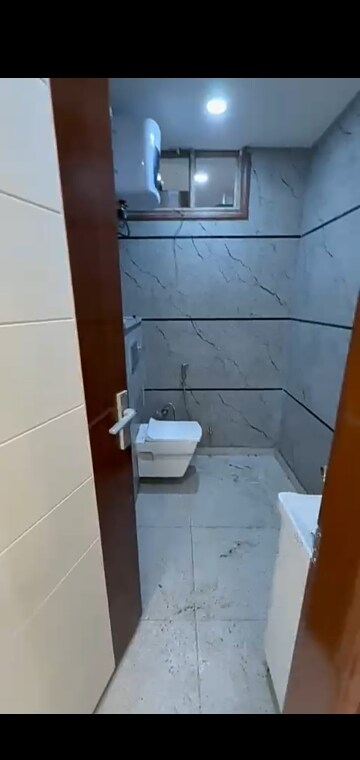 Furnished Amenities in 4 BHK Builder Floor at Mahavir Enclave – for Sale