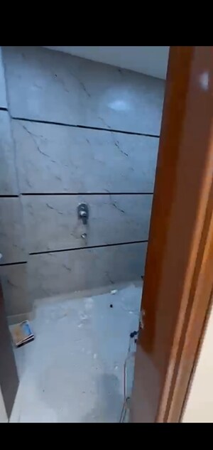 Furnished Amenities in 4 BHK Builder Floor at Mahavir Enclave – for Sale