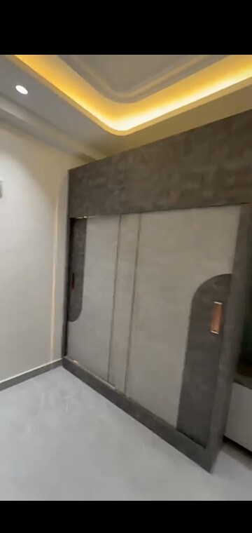 Furnished Amenities in 4 BHK Builder Floor at Mahavir Enclave – for Sale