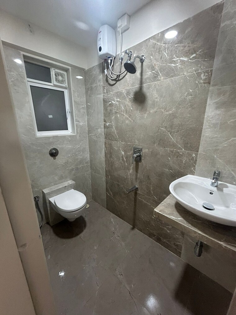 Bathroom, rustomjee-elita 2 Bedroom 1000 Sq.Ft. Apartment In Andheri West Mumbai 9493299