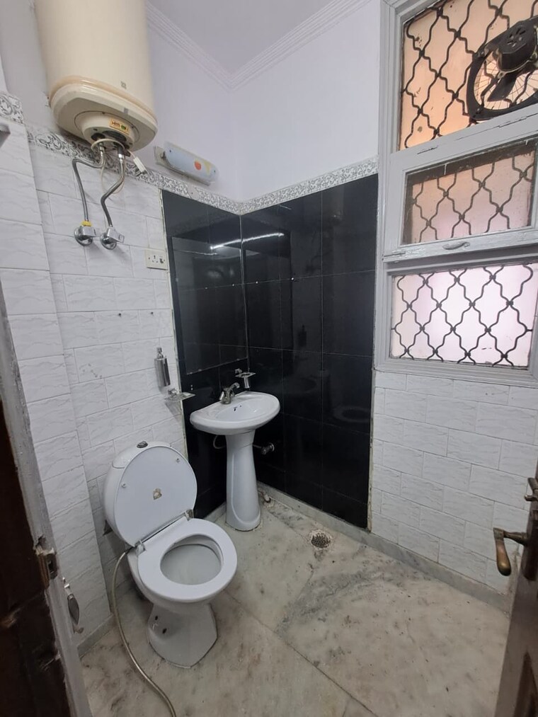 Bathroom, malviya nagar 3 Bedroom 1800 Sq.Ft. Builder Floor In Malviya Nagar Delhi 9493370