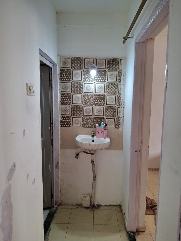 Bathroom, vrindavan-apartments-bhusari-colony 2 Bedroom 900 Sq.Ft. Apartment In Bhusari Colony Pune 9493446