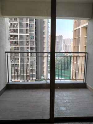 Room in 2 BHK Apartment at Kalpataru Paramount, Kapur Bawdi – for Rent