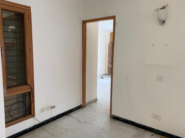 Room in 2 BHK Builder Floor at Sector 30 – for Rent