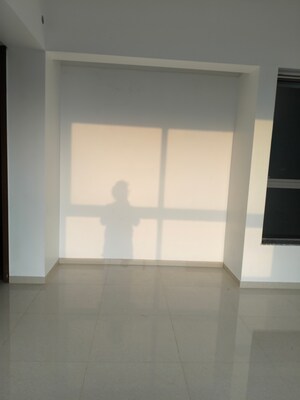 Room in 2 BHK Apartment at Kalpataru Immensa D, Kolshet Road – for Rent