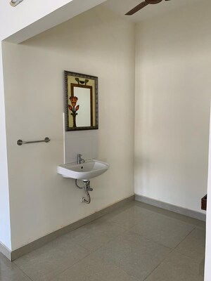 Room in 3 BHK Apartment at Adyar – for Rent