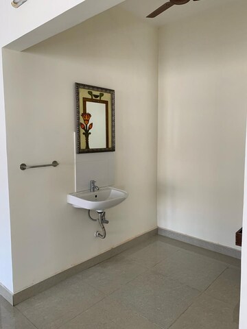 Room in 3 BHK Apartment at Adyar – for Rent