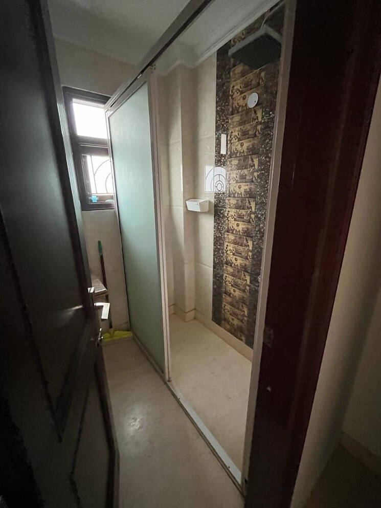 Attached Bathroom, chittaranjan park 3 Bedroom 2300 Sq.Ft. Builder Floor In Chittaranjan Park Delhi 9493554