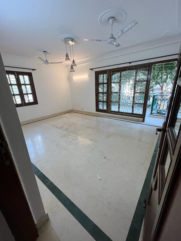 Master Bedroom, chittaranjan park 3 Bedroom 2300 Sq.Ft. Builder Floor In Chittaranjan Park Delhi 9493554