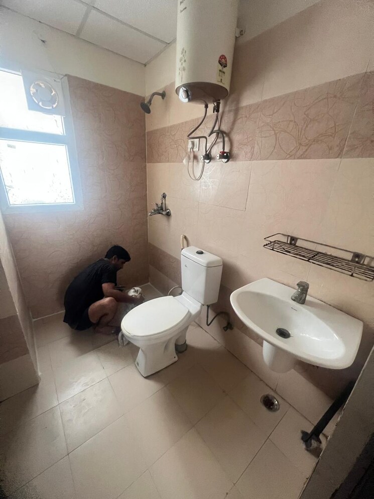 Bathroom, aims-golf-city 2.5 Bedroom 1150 Sq.Ft. Apartment In Sector 75 Noida 9493647
