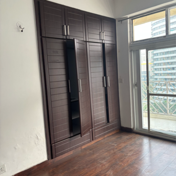 Room in 3 BHK Apartment at Amrapali Eden Park, Sector 51 – for Rent