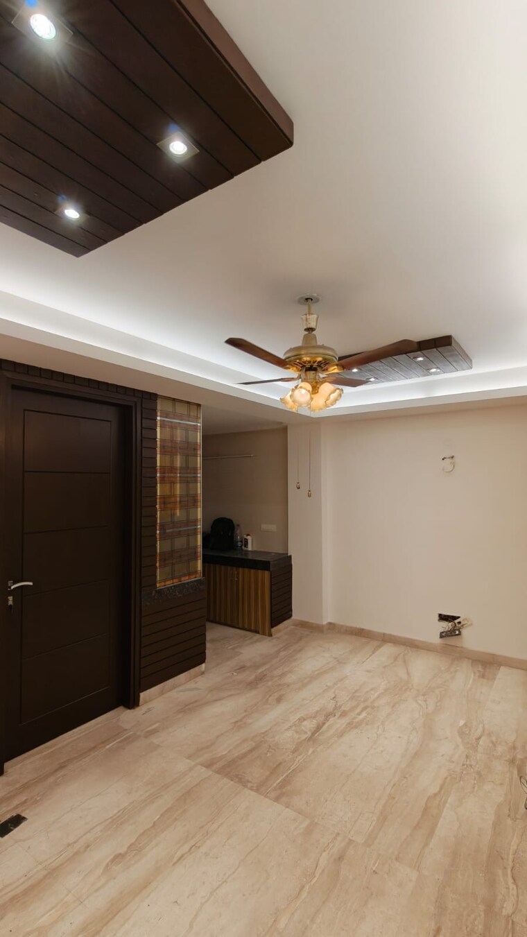 Room, east of kailash 3 Bedroom 1150 Sq.Ft. Builder Floor In East Of Kailash Delhi 9493710