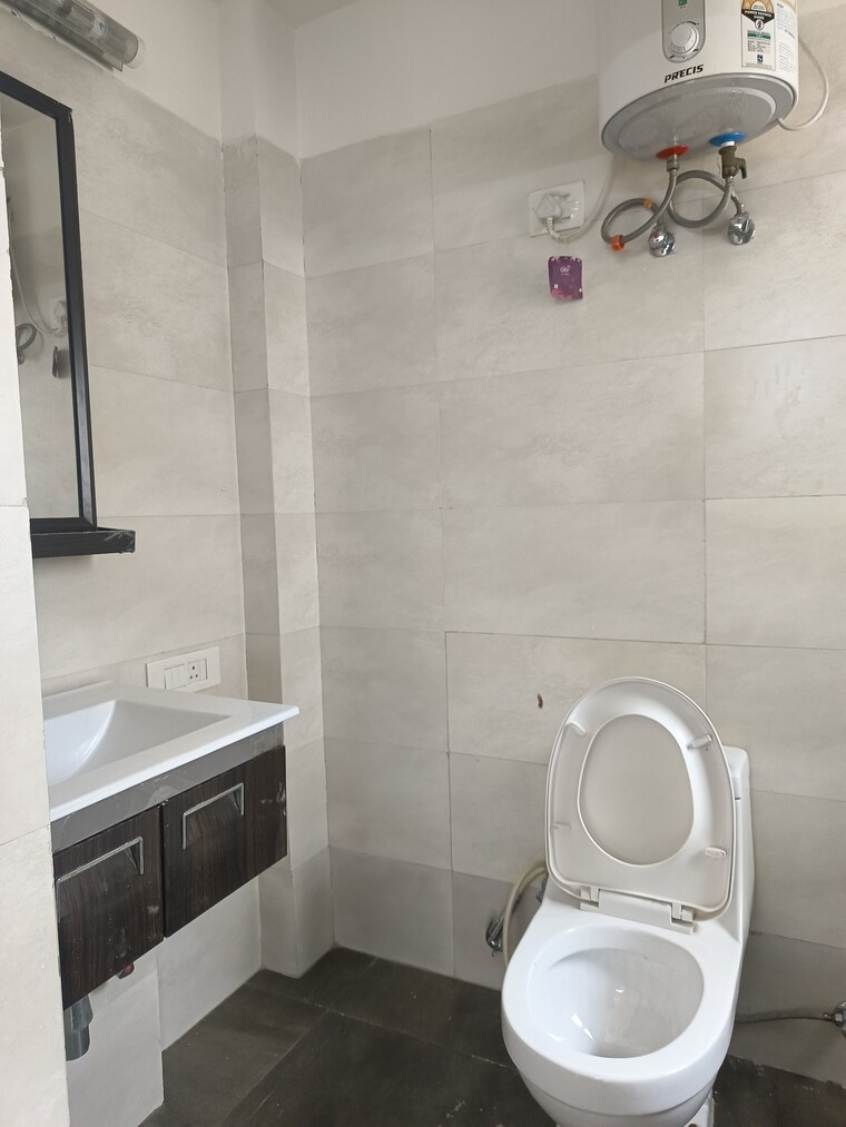 Bathroom, tulip-violet 3 Bedroom 1578 Sq.Ft. Apartment In Sector 69 Gurgaon 9493797