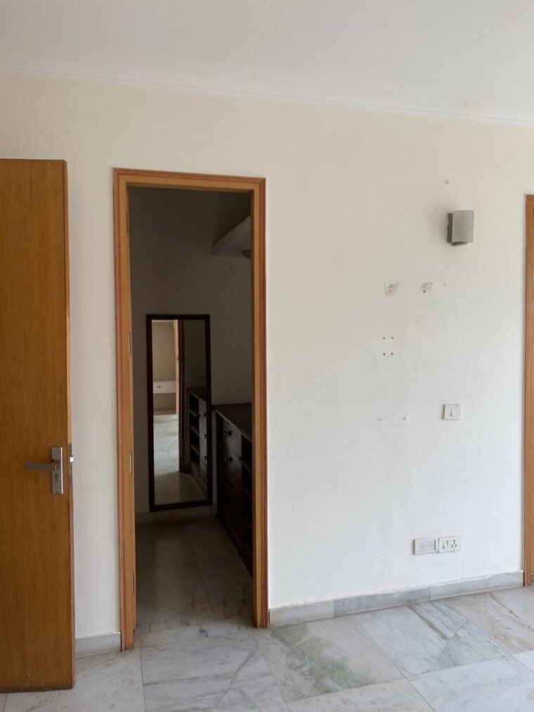 Room, sukhdev vihar 3 Bedroom 500 Sq.Yd. Builder Floor In Sukhdev Vihar Delhi 9493809