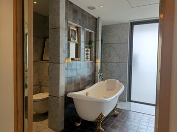 Bathroom in 4 BHK Apartment at Lodha Bellissimo, Mahalaxmi – for Sale