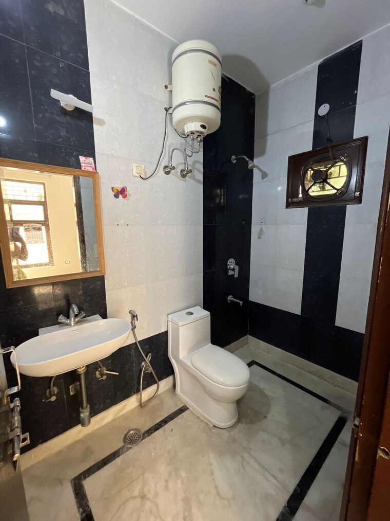 Attached Bathroom, sector 45 2 Bedroom 180 Sq.Yd. Builder Floor In Sector 45 Gurgaon 9494074