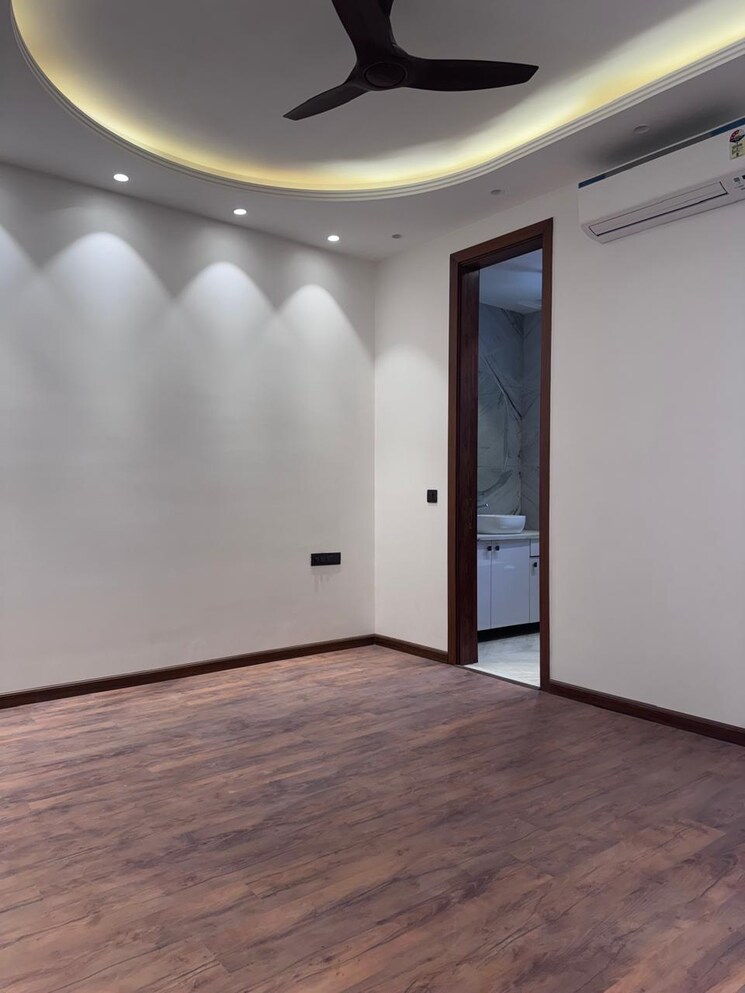 Room, sector 27 3 Bedroom 263 Sq.Yd. Builder Floor In Sector 27 Gurgaon 9494210