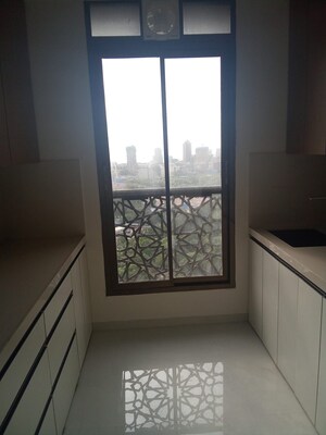 Room in 2 BHK Apartment at Alamdar The Auro, Lower Parel – for Rent