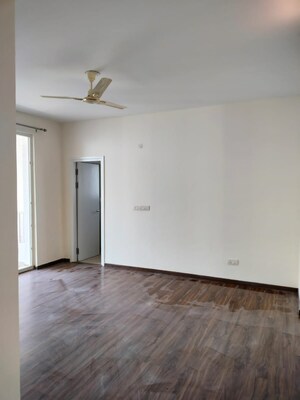 Room in 3 BHK Apartment at Pioneer Park Phase 1, Sector 61 – for Rent