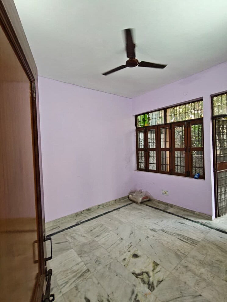 Room, sector 40 3 Bedroom 2700 Sq.Ft. Independent House In Sector 40 Gurgaon 9494592