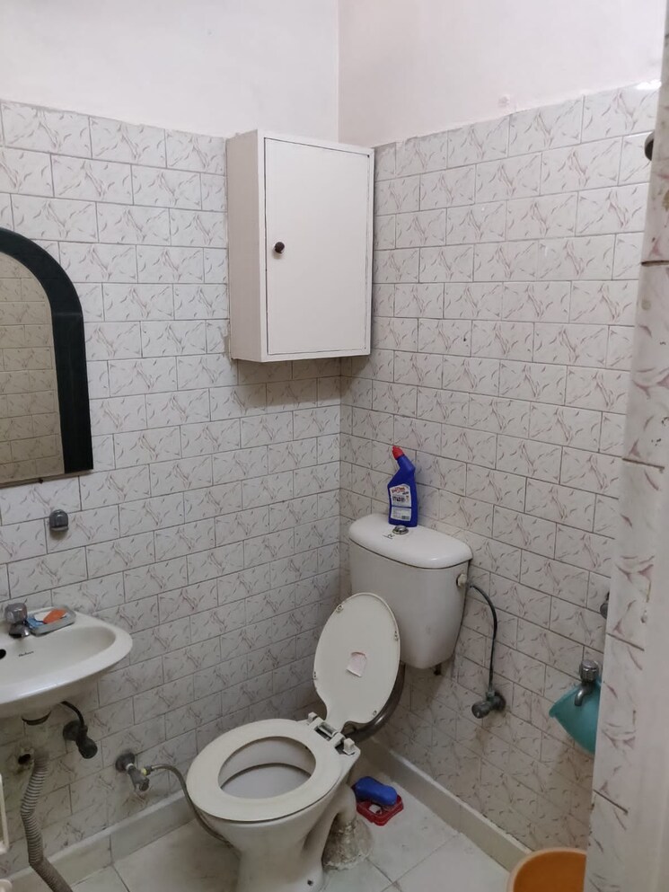 Bathroom, new friends colony 4 Bedroom 530 Sq.Yd. Builder Floor In New Friends Colony Delhi 9494702